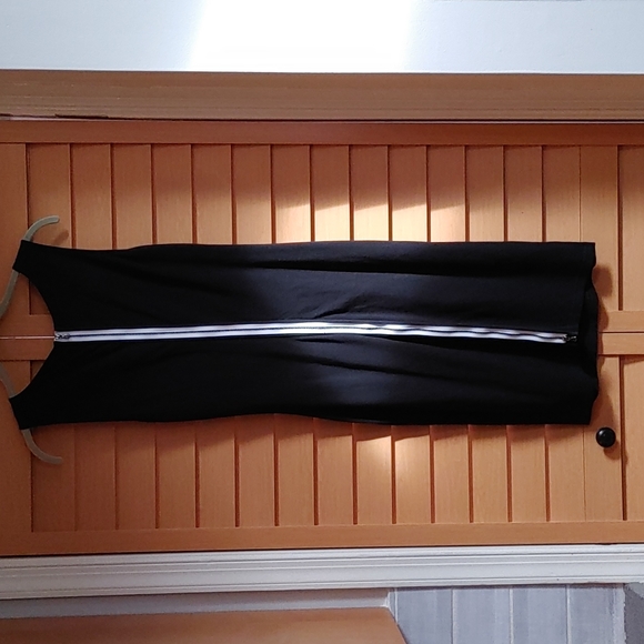 Kenneth Cole size 6 black dress with white zipper on back - Picture 4 of 4